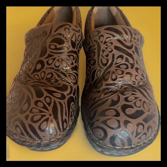 B.O.C.  BORN Concept Women Brown Tooled Leather Comfort Nursing Clog...Sz 8.5