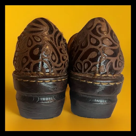 B.O.C.  BORN Concept Women Brown Tooled Leather Comfort Nursing Clog...Sz 8.5