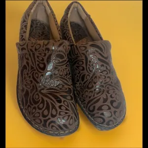 B.O.C.  BORN Concept Women Brown Tooled Leather Comfort Nursing Clog...Sz 8.5