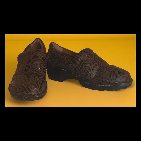 B.O.C.  BORN Concept Women Brown Tooled Leather Comfort Nursing Clog...Sz 8.5