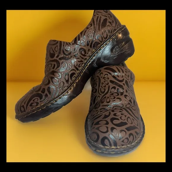 B.O.C.  BORN Concept Women Brown Tooled Leather Comfort Nursing Clog...Sz 8.5