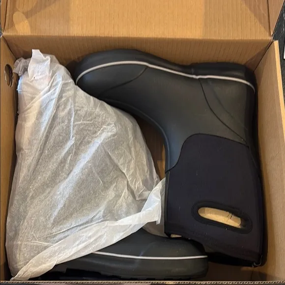 BOGS Youth Black Waterproof Rain &amp; Snow Boots, size 6 NWT and box