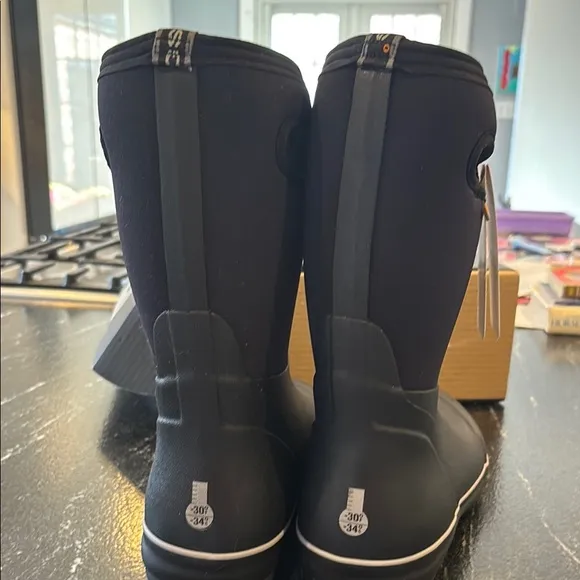 BOGS Youth Black Waterproof Rain &amp; Snow Boots, size 6 NWT and box