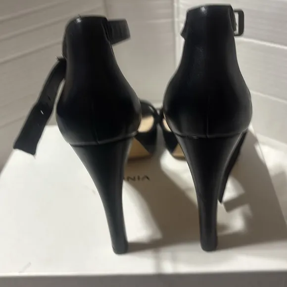 Botkier Willow Black Leather Women's Sandals. NWOT