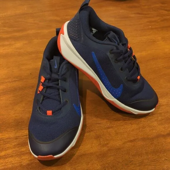 Boys Nike Omni Multi-Court sneakers Shoes size 6Y