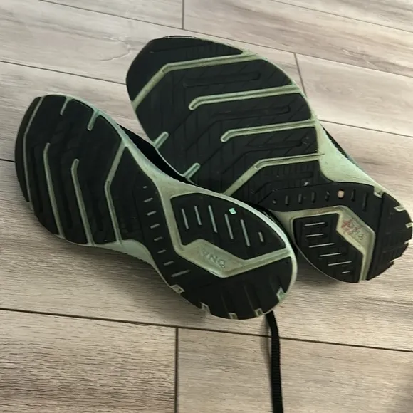 Brooks Launch women's black running shoes sneakers size 9.5