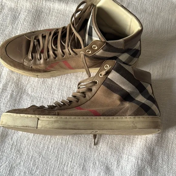 Brown High-Top Sneakers with Checkered Pattern