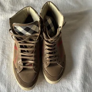 Brown High-Top Sneakers with Checkered Pattern