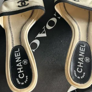 Chanel Women's Cream and Black Slide Sandals