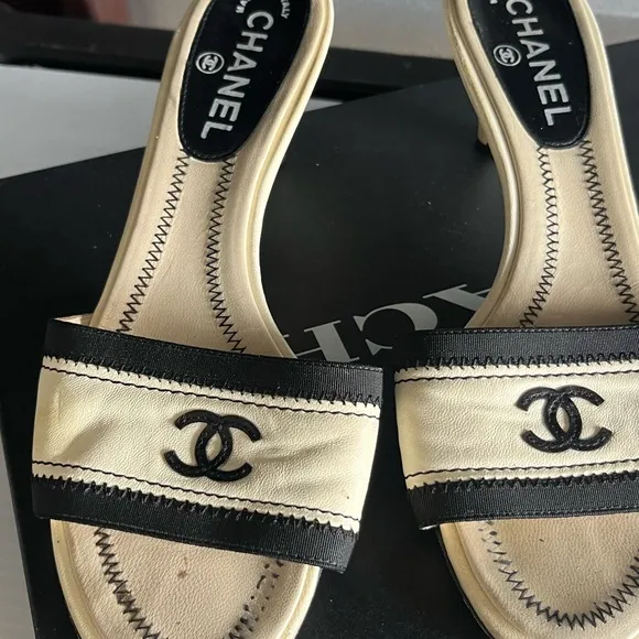 Chanel Women's Cream and Black Slide Sandals