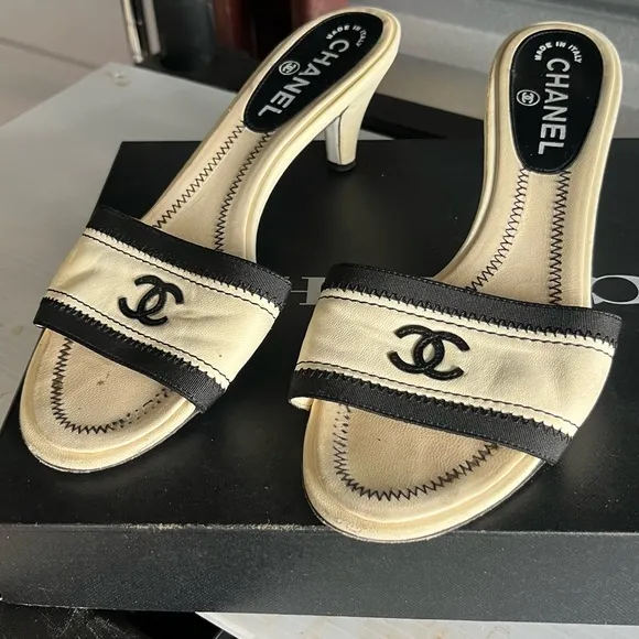 Chanel Women's Cream and Black Slide Sandals