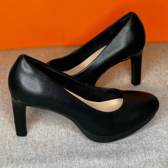 Clarks Ambyr Joy Black Leather Classic Round Toe Pump SIZE 7.5