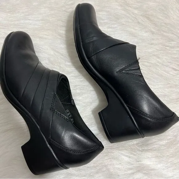 Clarks Emslie Warbler Black Leather Slip On Heeled Shoe -- 9.5M