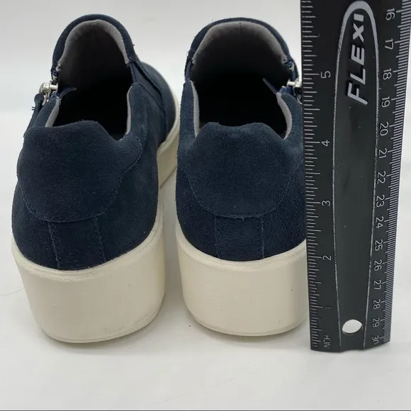 Clarks Layton Step Slip On Cushioned Sneakers in Navy SuedeSize 7W