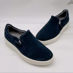 Clarks Layton Step Slip On Cushioned Sneakers in Navy SuedeSize 7W