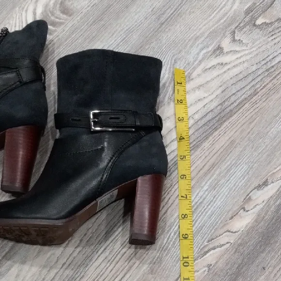 Clarks Women's Kacia Garnet High Heel Black Leather Ankle Boots Sz 7M
