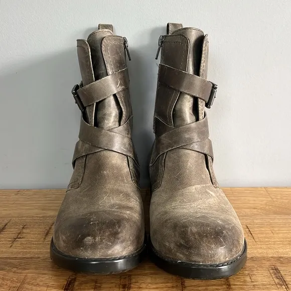 Clarks Women's Light Brownish Green Combat Boots size 7.5