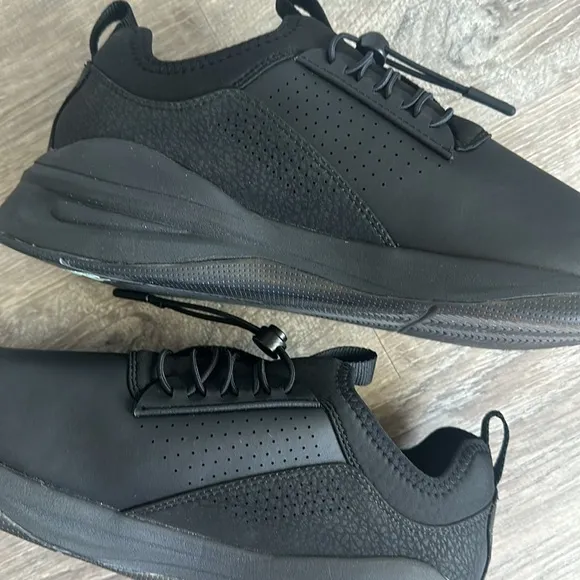 CLOVE Black Slip On Unisex Nursing Core Sneakers NEW