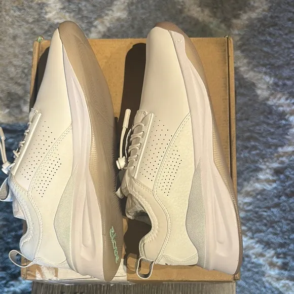 Clove - Men’s Nursing Shoes Size 7.5 - Brilliant White (Brand New)