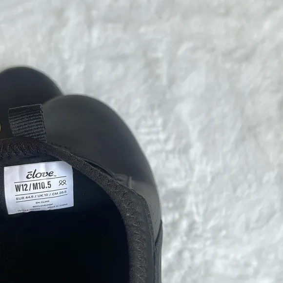 Clove nursing shoes in all black