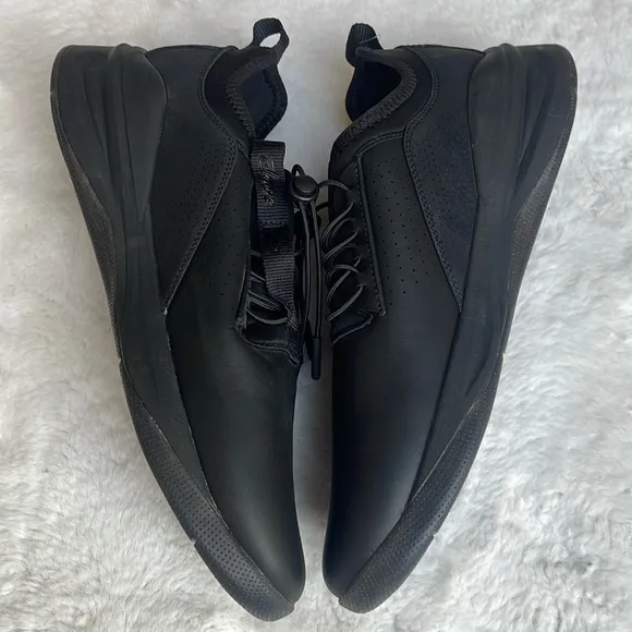 Clove nursing shoes in all black
