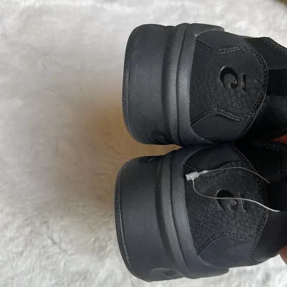 Clove nursing shoes in all black
