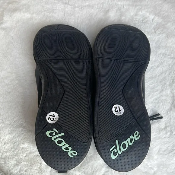 Clove nursing shoes in all black