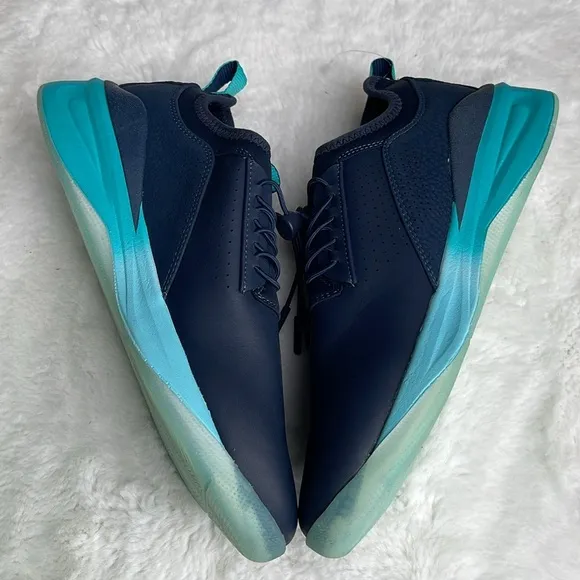 Clove nursing shoes in aqua blue