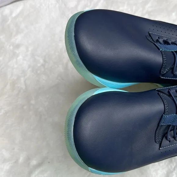Clove nursing shoes in aqua blue