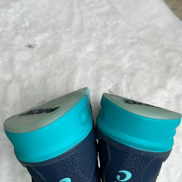 Clove nursing shoes in aqua blue