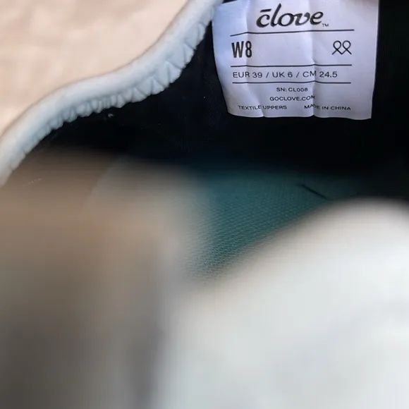Clove nursing shoes in brilliant white