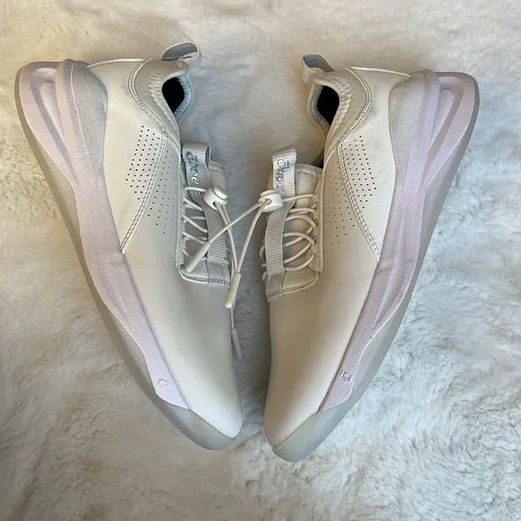 Clove nursing shoes in brilliant white