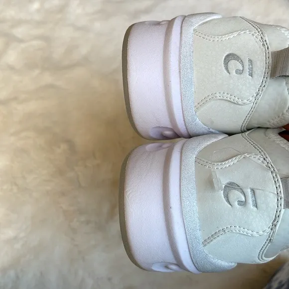 Clove nursing shoes in brilliant white