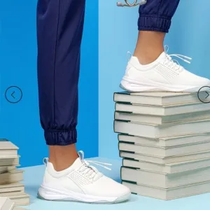 Clove nursing shoes in brilliant white
