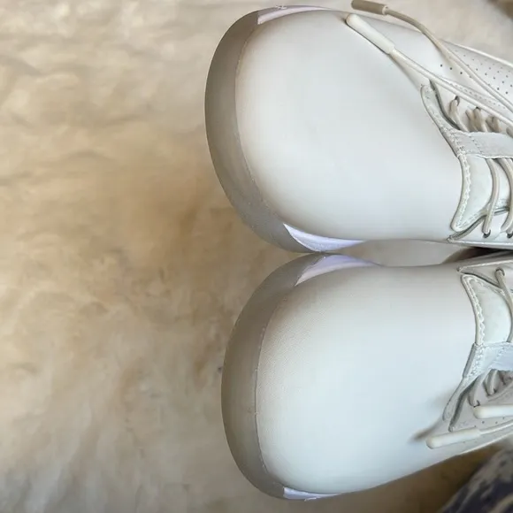 Clove nursing shoes in brilliant white