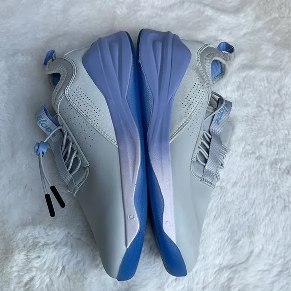 Clove nursing shoes in gray matter