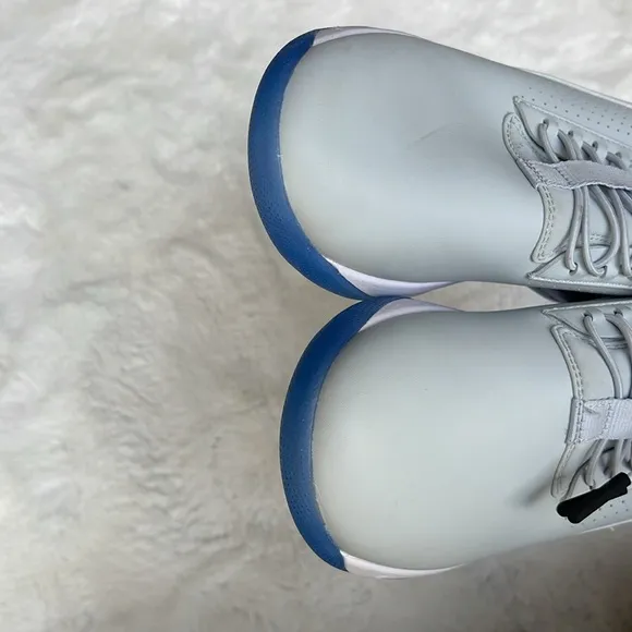 Clove nursing shoes in gray matter