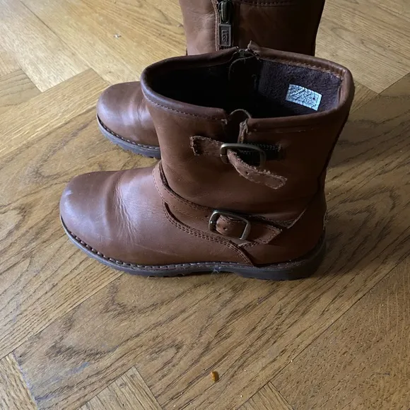 COPY - COPY - Girls Uggs leather boots