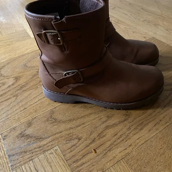 COPY - COPY - Girls Uggs leather boots