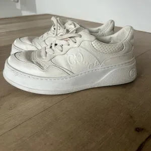 Cream GUCCI Sneakers with embossed leather logo