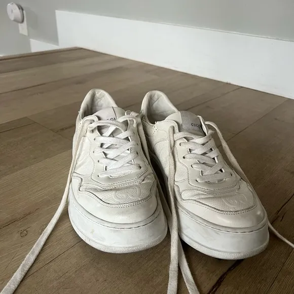 Cream GUCCI Sneakers with embossed leather logo