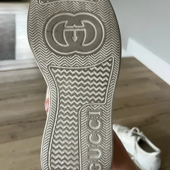 Cream GUCCI Sneakers with embossed leather logo