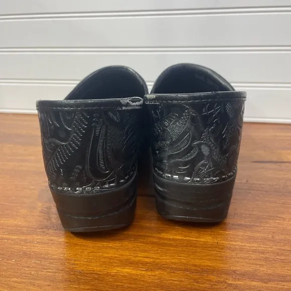 Dansko Black Professional Clog Tooled Leather Embossed Engraved Shoe Size 40
