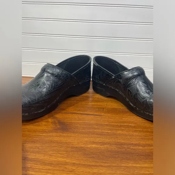 Dansko Black Professional Clog Tooled Leather Embossed Engraved Shoe Size 40