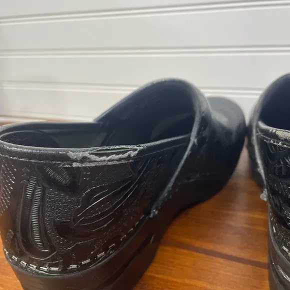 Dansko Black Professional Clog Tooled Leather Embossed Engraved Shoe Size 40