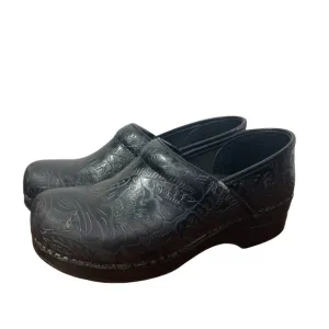 Dansko Black Professional Clog Tooled Leather Embossed Engraved Shoe Size 40