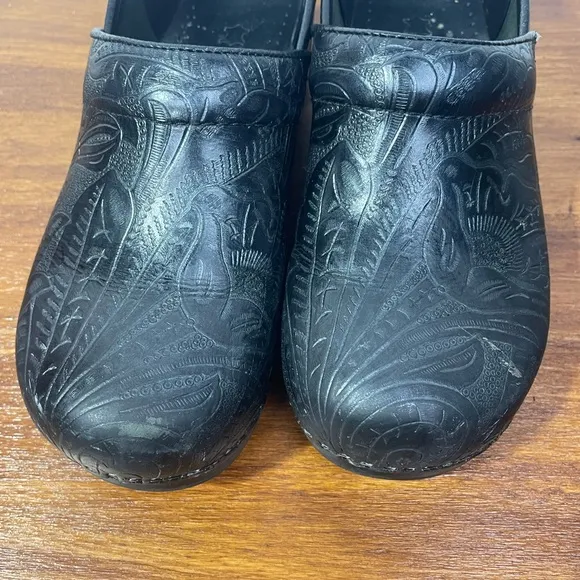 Dansko Black Professional Clog Tooled Leather Embossed Engraved Shoe Size 40