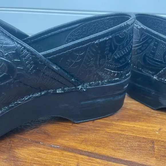 Dansko Black Professional Clog Tooled Leather Embossed Engraved Shoe Size 40