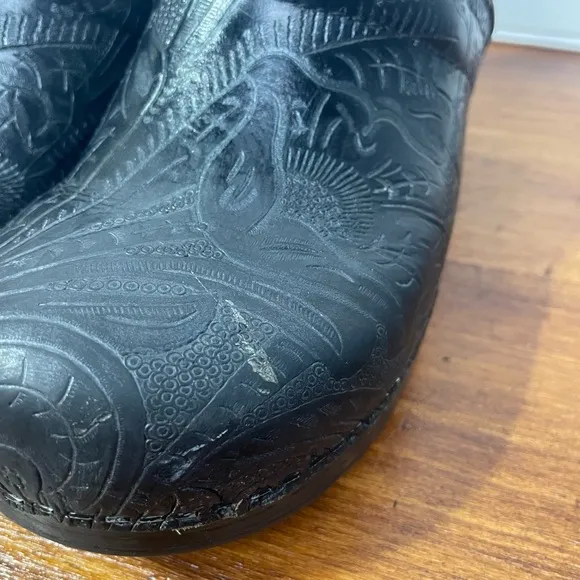 Dansko Black Professional Clog Tooled Leather Embossed Engraved Shoe Size 40