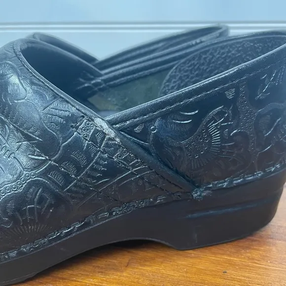 Dansko Black Professional Clog Tooled Leather Embossed Engraved Shoe Size 40